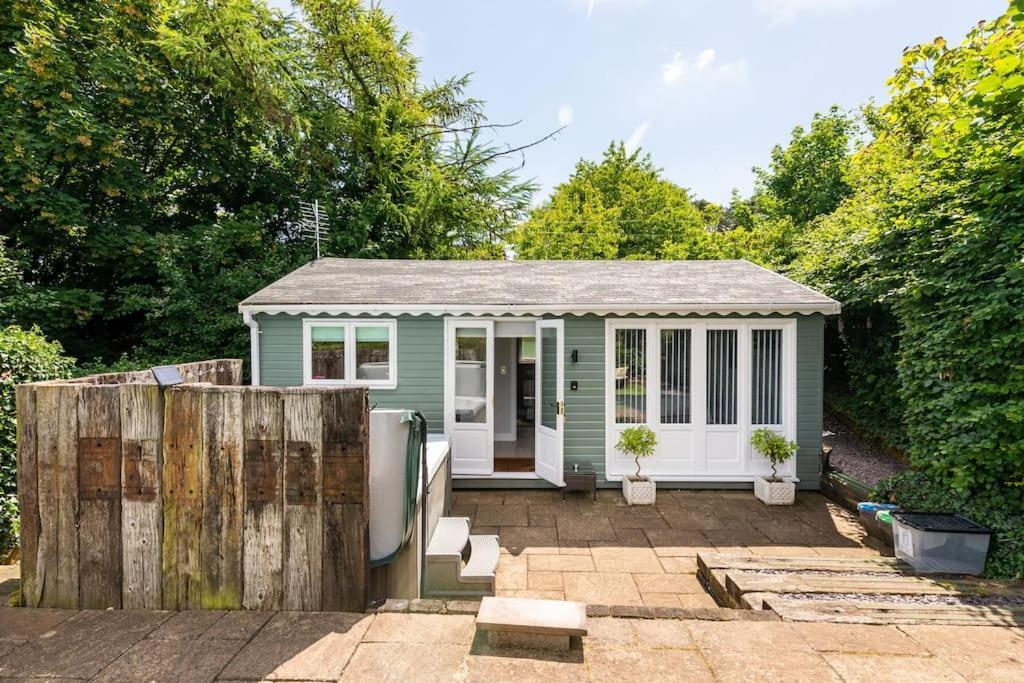 The Summerhouse, Countryside Retreat With Private Hot Tub Бриджнорс Экстерьер фото