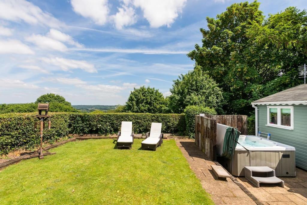 The Summerhouse, Countryside Retreat With Private Hot Tub Бриджнорс Экстерьер фото