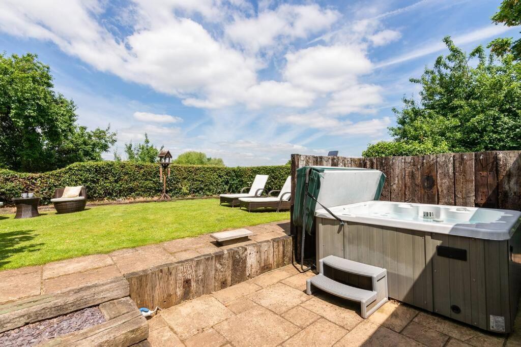 The Summerhouse, Countryside Retreat With Private Hot Tub Бриджнорс Экстерьер фото
