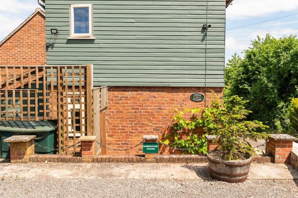 The Summerhouse, Countryside Retreat With Private Hot Tub Бриджнорс Экстерьер фото