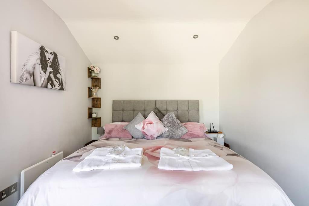 The Summerhouse, Countryside Retreat With Private Hot Tub Бриджнорс Экстерьер фото